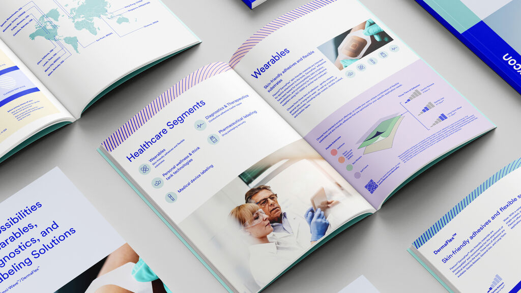 FLX 09 Case Wide Booklets Open 2560x1440